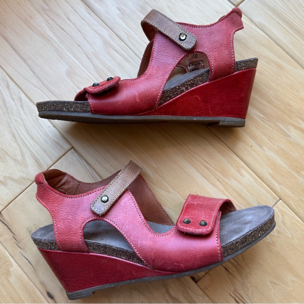 Taos Chrissy Sandal Red Leather Wedge Adjustable Mary Jane Comfort Shoe Size 36